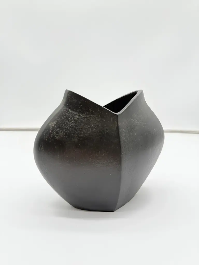 Dekocandle Adelaise Vaas – Matt Black Small Aluminium Design